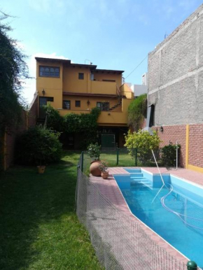 Espacio Lamadrid Casa entera hasta 10 pers con amplio jardín 5ta Seccion MZA